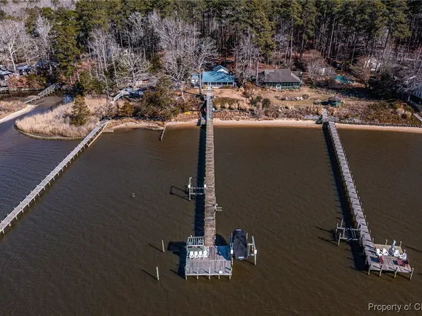 97 Lincoln Ave, Hartfield, VA 23071