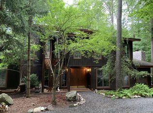 2424 Overlook Ln, Pocono Pines, PA