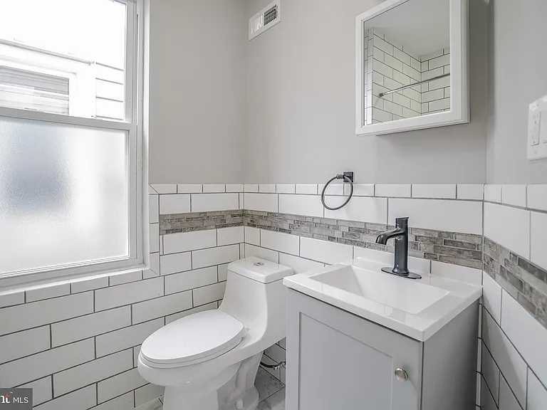 1535 W Seltzer St — Photo 24