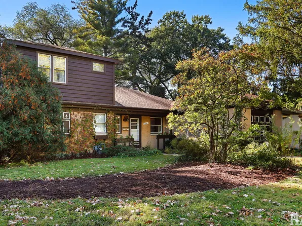 2361 Dewes St, Glenview, IL 60025