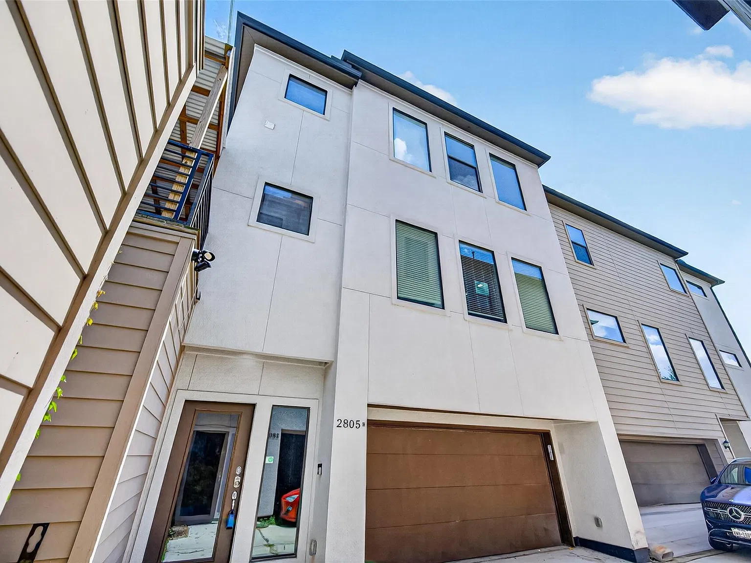 2805 Blodgett St — Photo 3