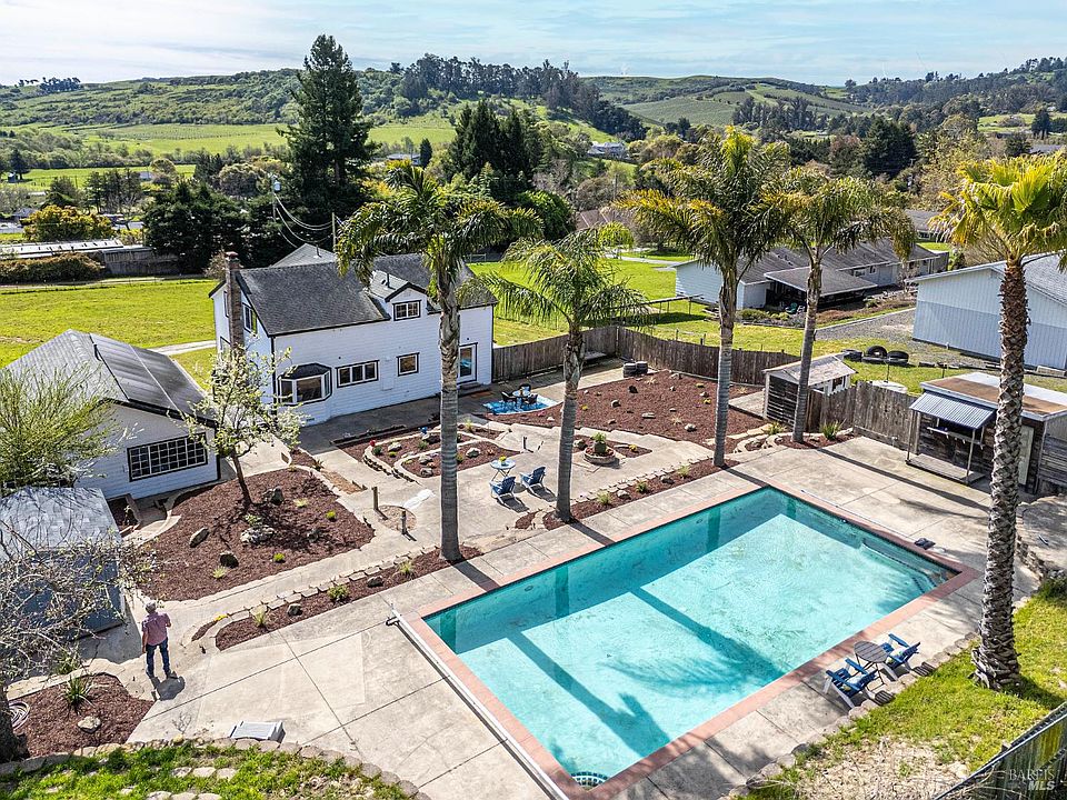 1st image of 2693 Bloomfield Road