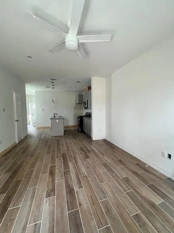3 bed, 2.5 bath, 1329 sqft, $1,750 — Photo 3