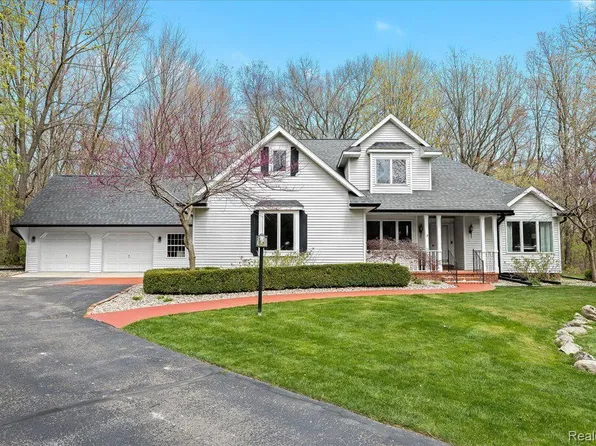 3639 Winding Pine Dr, Metamora, MI 48455