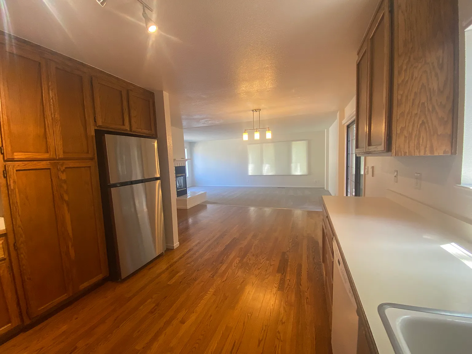 2 bed, 2.5 bath, 1600 sqft, $3,700 — Photo 4