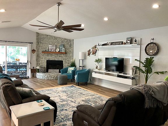 Living rm w pool & lake view