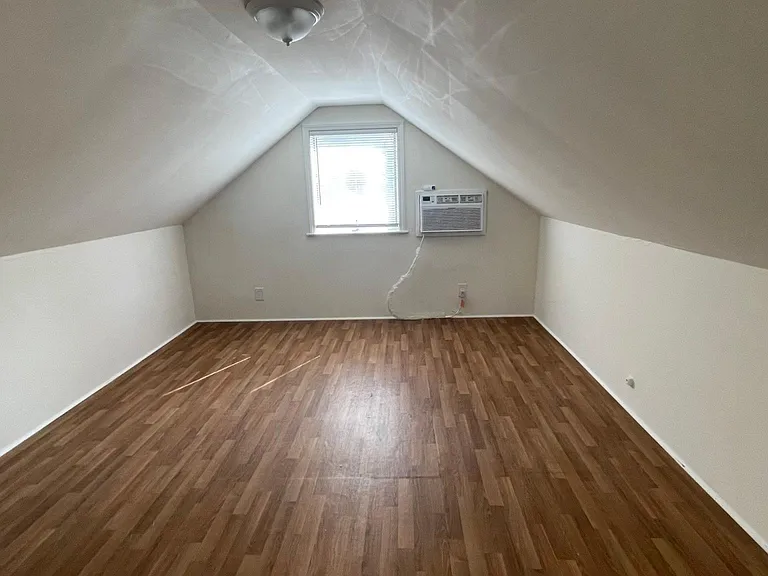 4715 Killam Ave — Photo 10