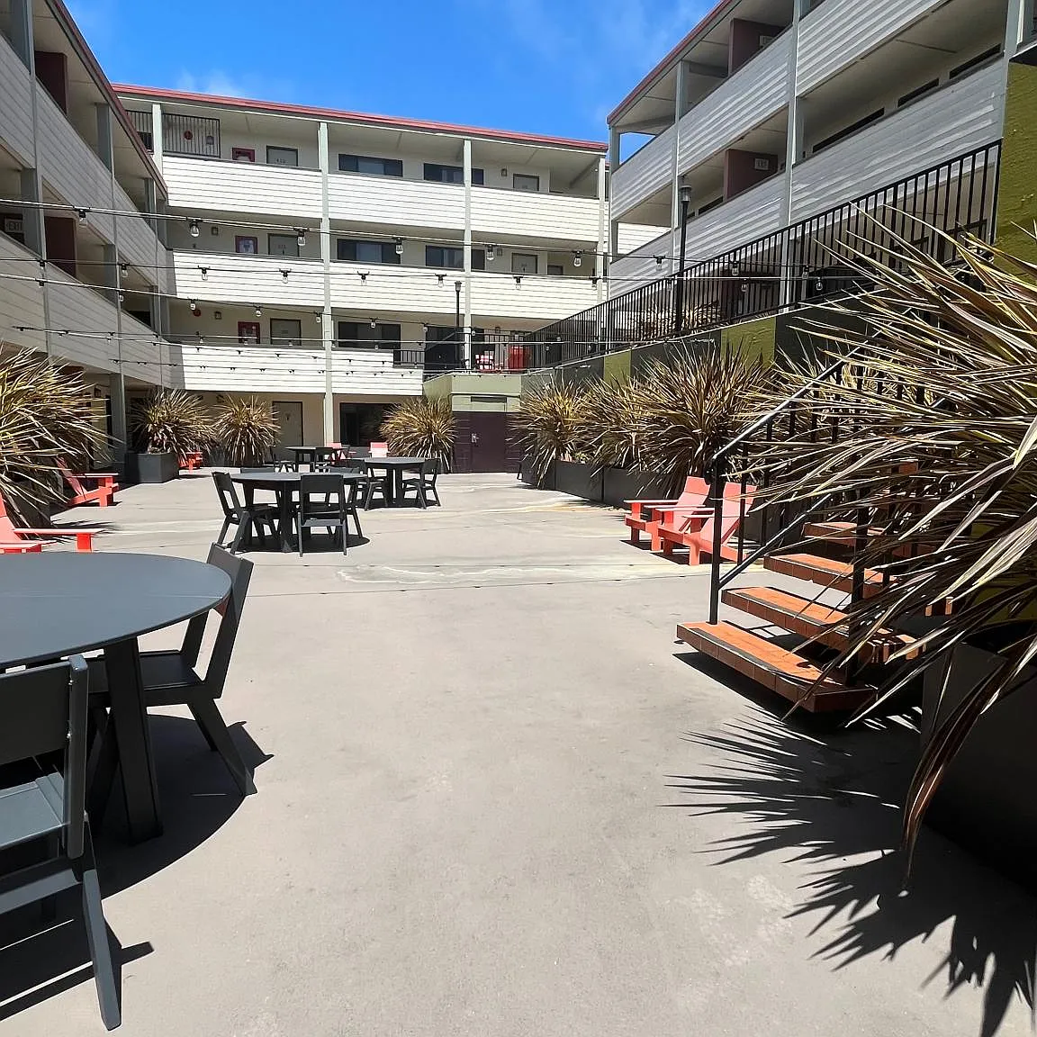 Hillside Courtyard — Photo 3