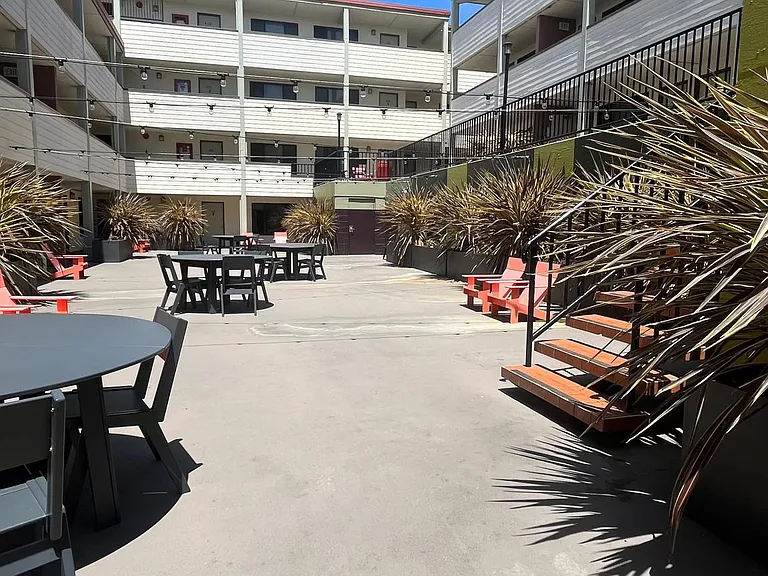 Hillside Courtyard — Photo 3