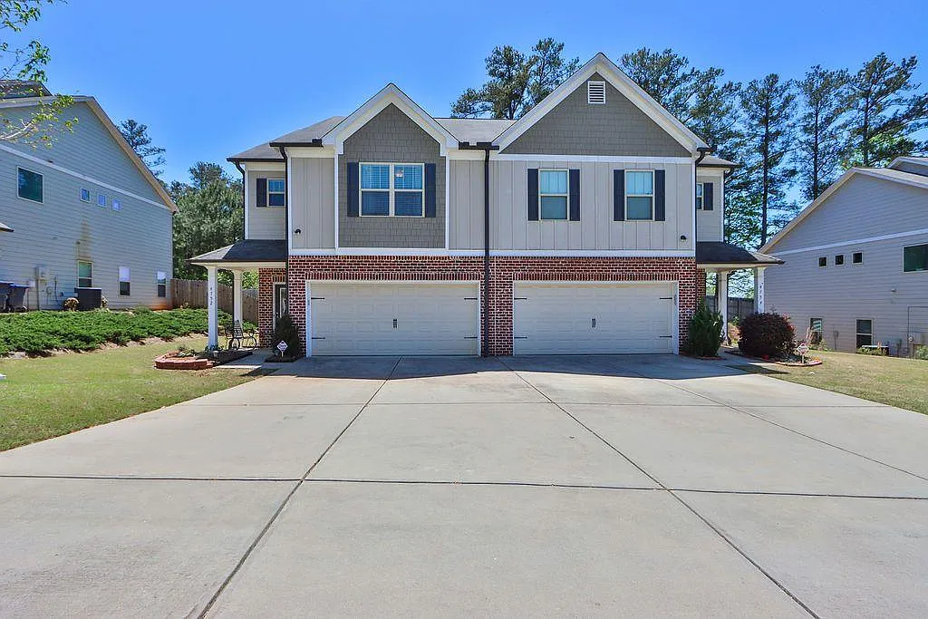 3 bed, 2.5 bath, 2002 sqft, $2,149 — Photo 1