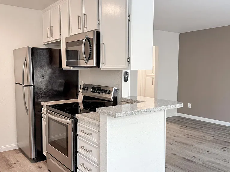 2625 Highland Ave — Photo 4