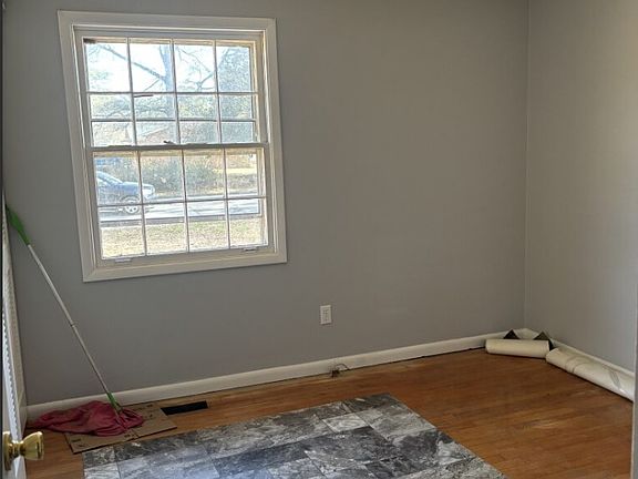 4th image of 1005 Longview Dr