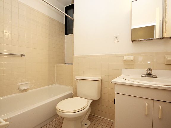 5th image of 185 E 2nd St APT D