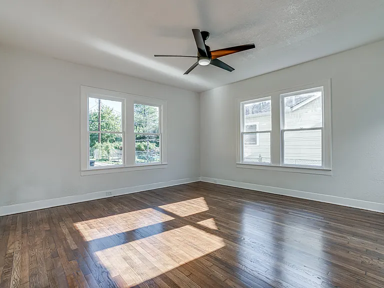 2035 W Summit Ave — Photo 30