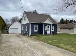 2407 S 35th St, Manitowoc, WI 54220