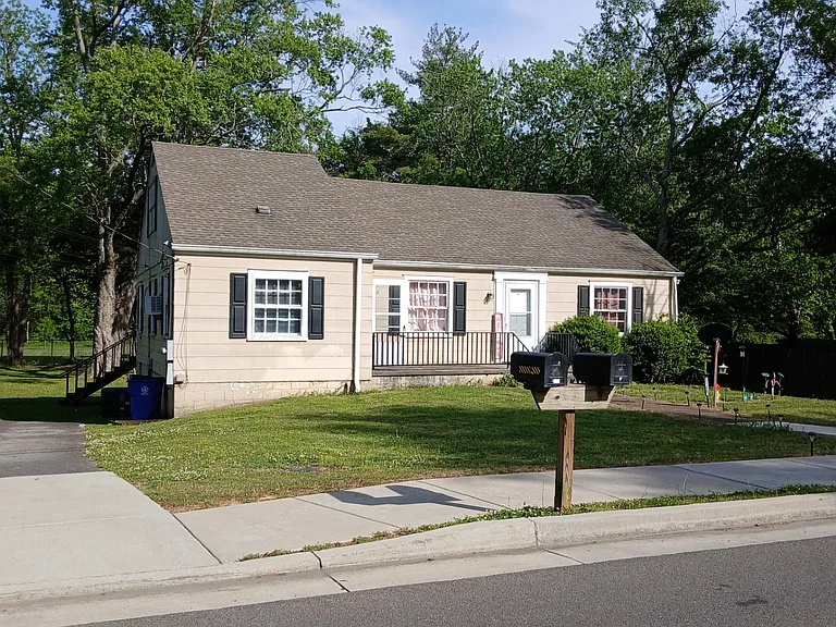 2140 Parker St NE #B — Photo 1