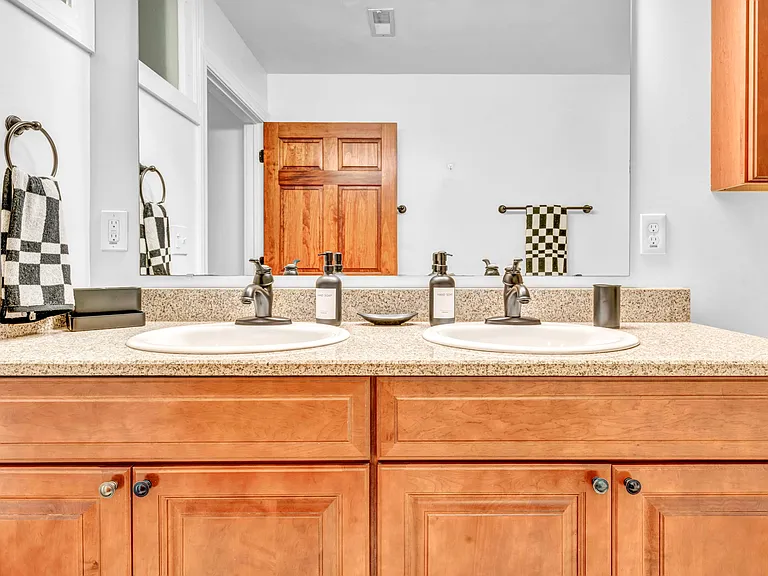 2042 E 4th St #300 — Photo 45
