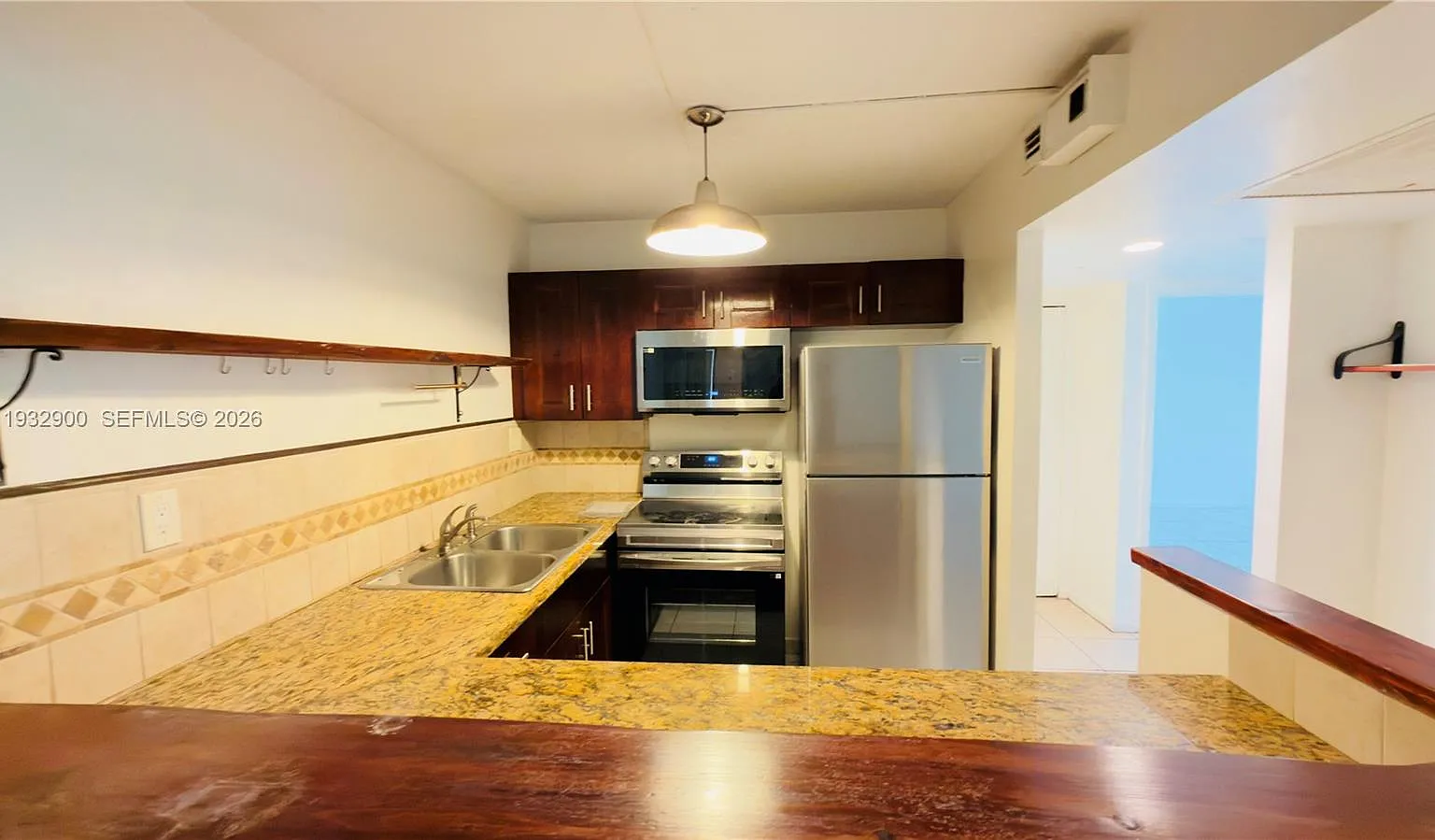 Hampton Court Condo — Photo 3