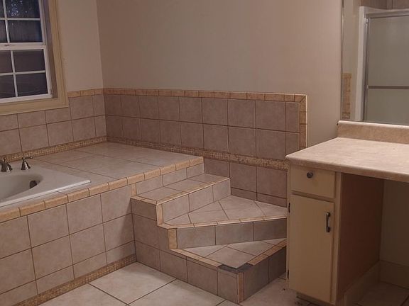 GARDEN TUB WITH VANITY