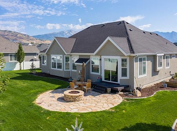 3rd image of 2877 N Meadow View Dr