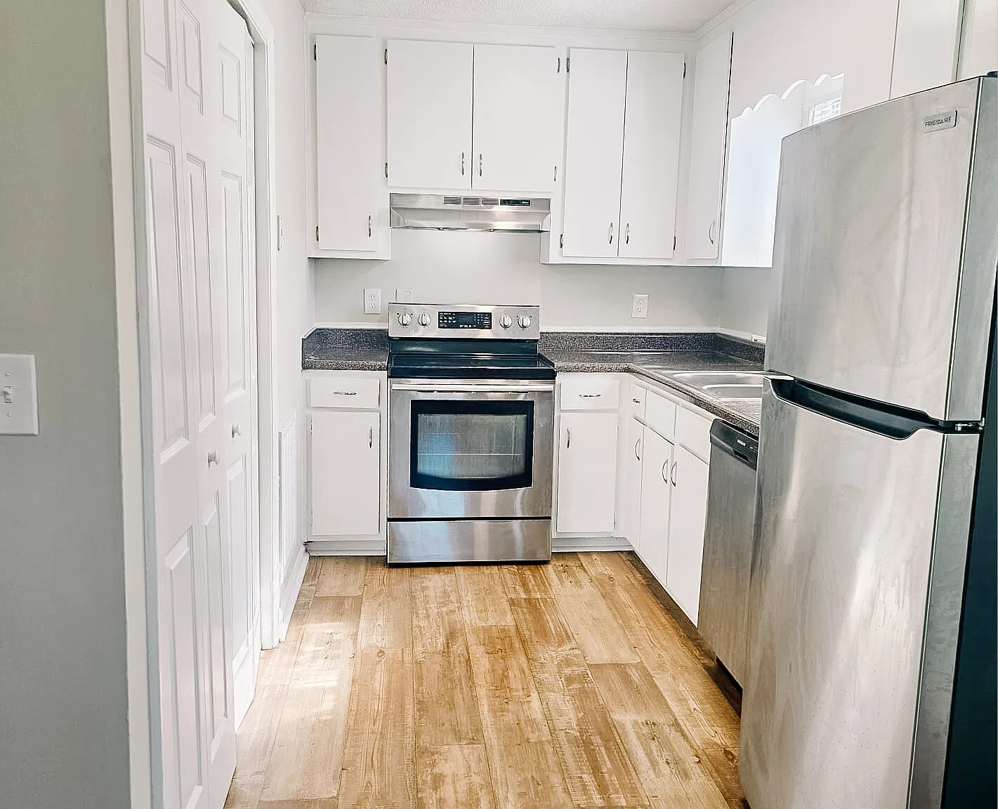3 bed, 2.0 bath, 1048 sqft, $1,349 — Photo 3