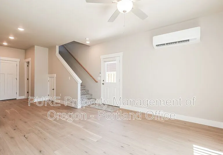 512 NE Trillium Dr — Photo 8