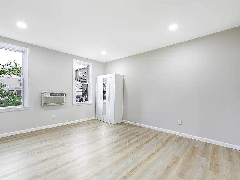 40 Beacon Ave — Photo 20