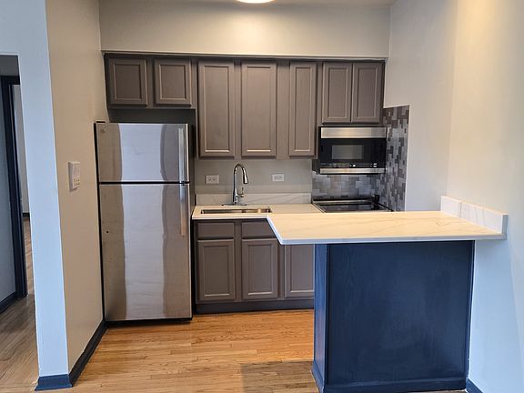 Kitchen: Stylish open concept layout, qualtz counter tops, built in microwave, glass top electric