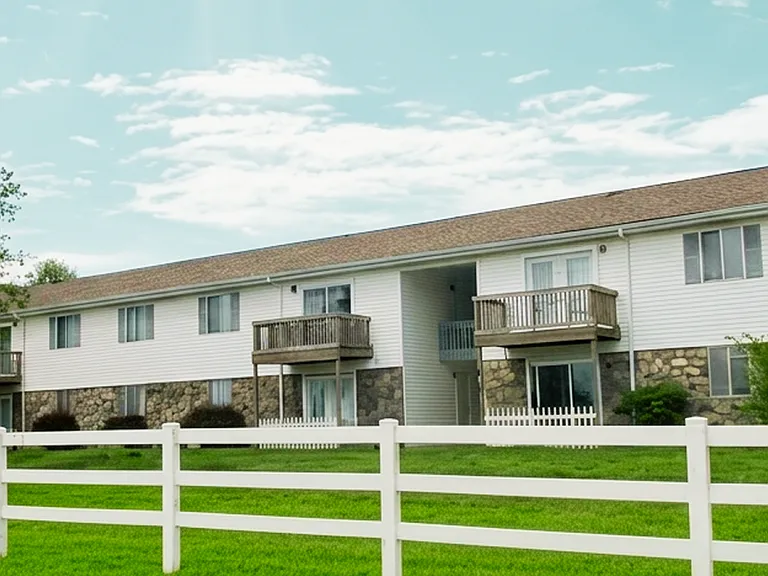 Hillwood Manor — Photo 2