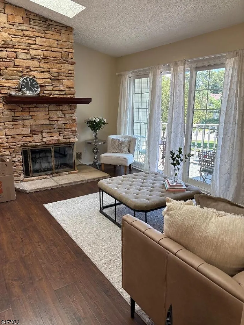 2 bed, 2.0 bath, 1047 sqft, $3,000 — Photo 2