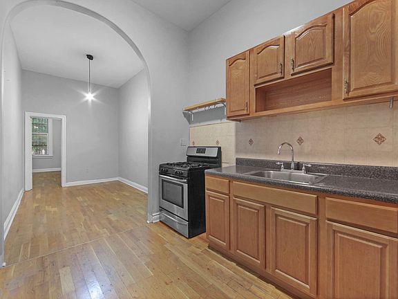 5th image of 350 Melrose St APT 1L