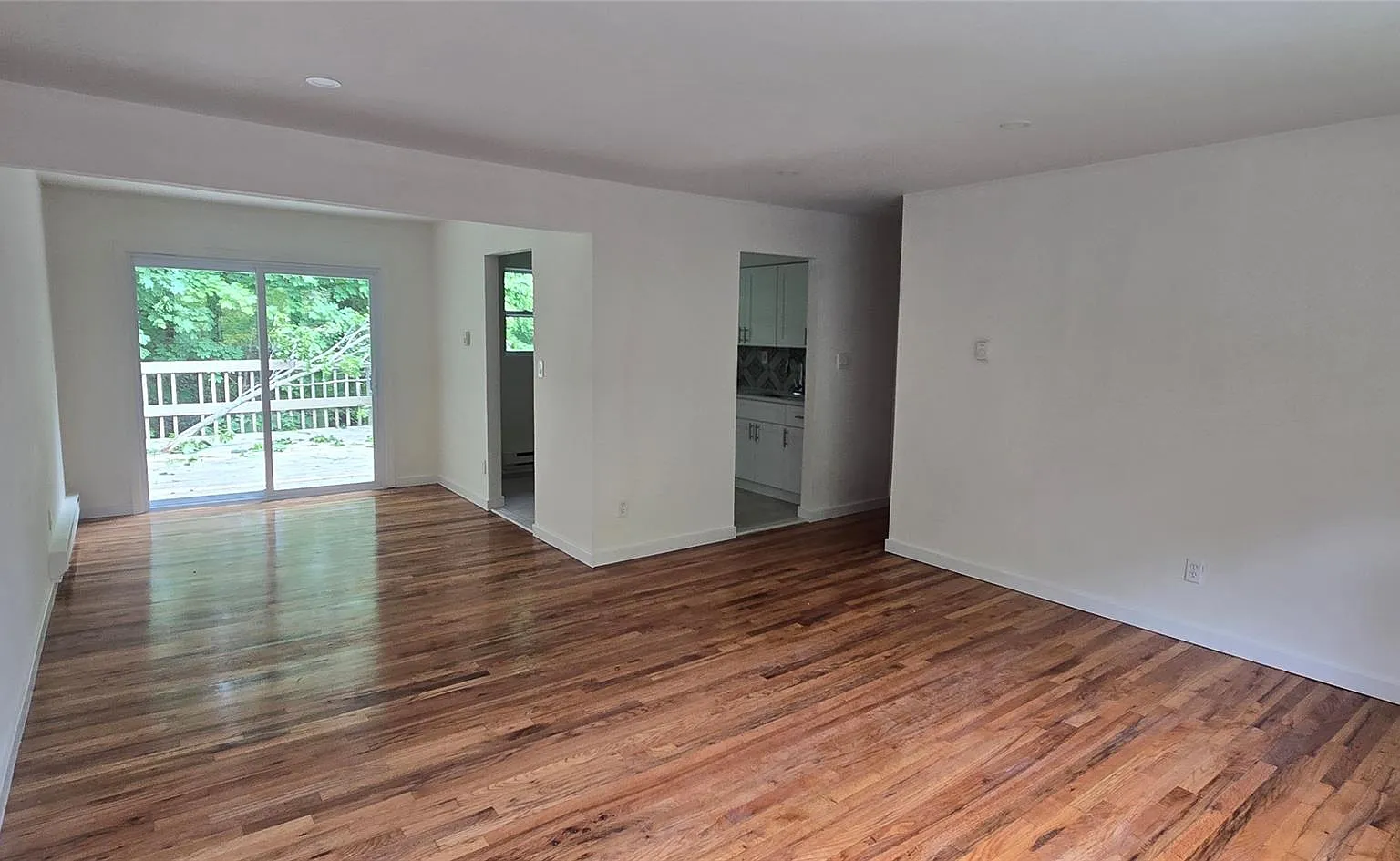 3 bed, 1.0 bath, 1400 sqft, $3,350 — Photo 3