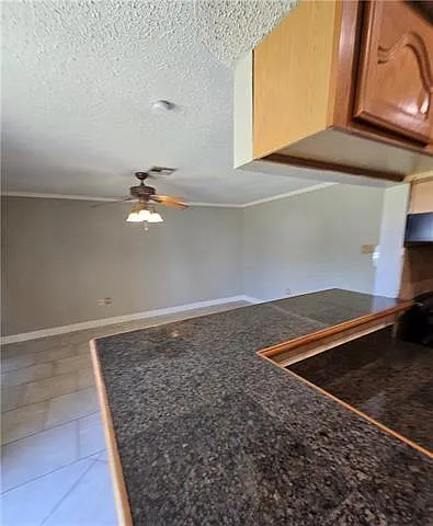 4 bed, 2.0 bath, 1271 sqft, $2,000 — Photo 3