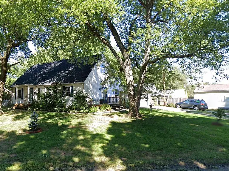 7050 Caroline Ave — Photo 2