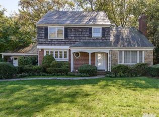 231 E Rockaway Rd, Hewlett, NY 11557