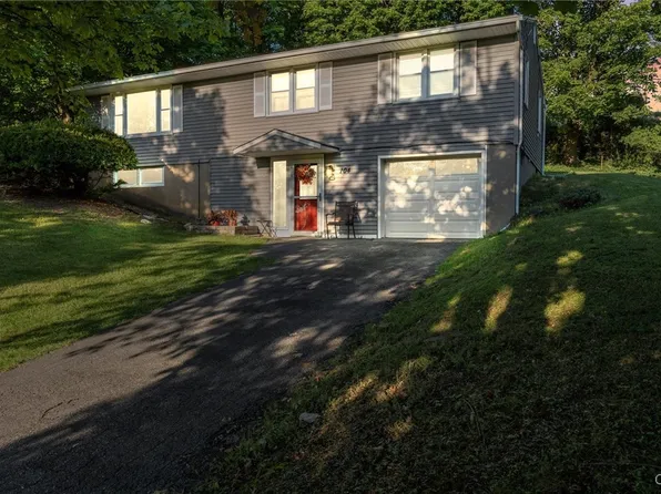 104 Fieldcrest Dr, Camillus, NY 13031