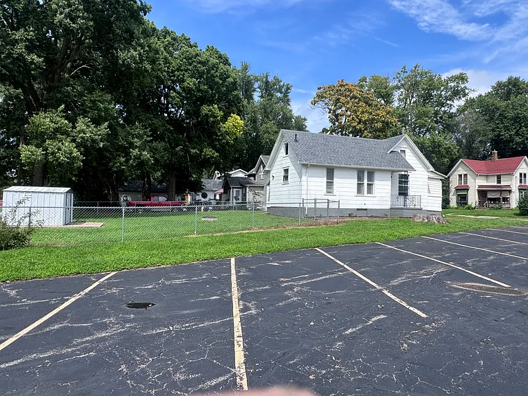 703 Park Pl — Photo 3