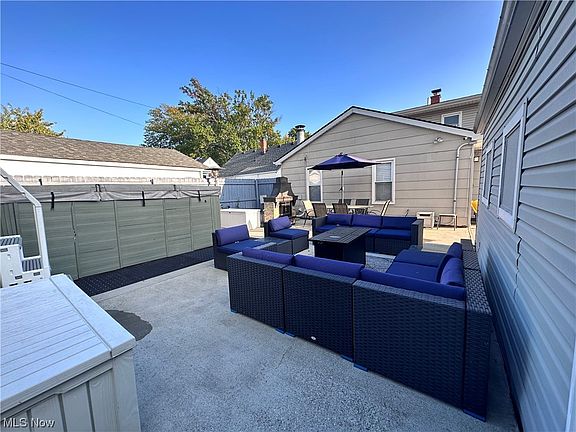 5th image of 27051 Drakefield Ave