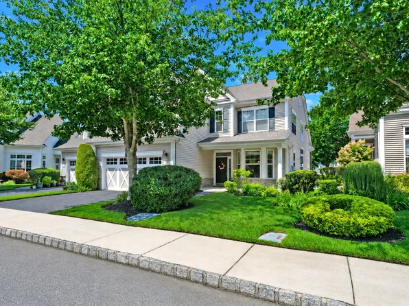 140 Chopin Pl, Eastport, NY 11941