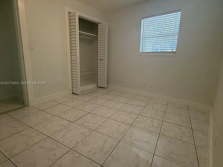 4210 NE 12th Ter — Photo 11