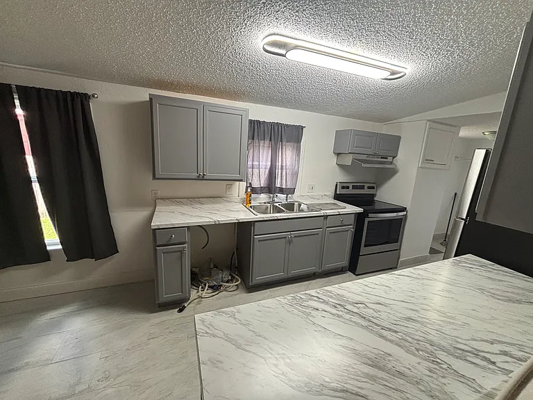 415 Leslie Dr — Photo 1