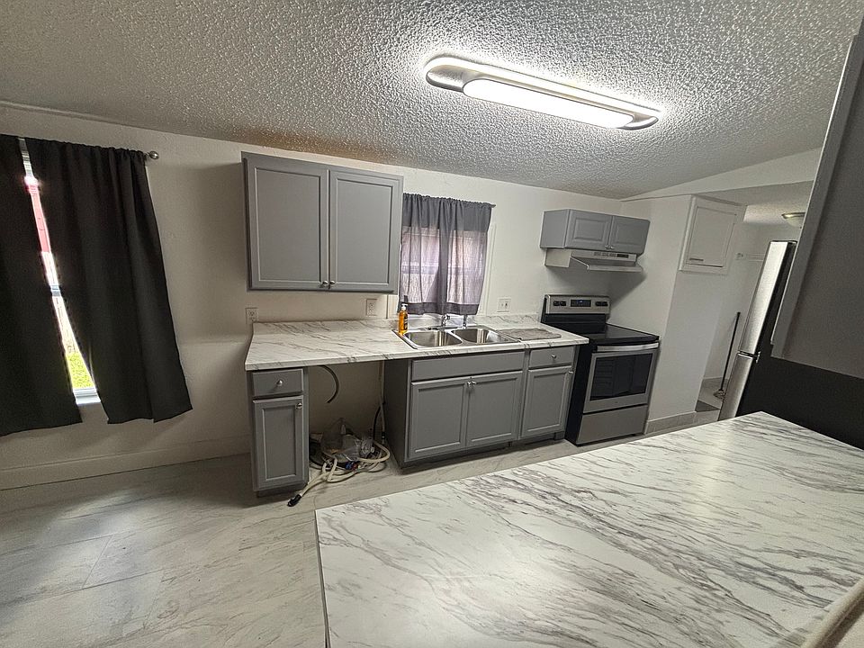 1st image of 415 Leslie Dr