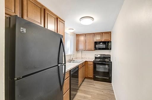 4th image of 895 Dahlia St #47fvhr0my