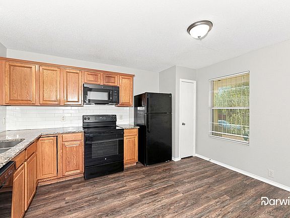 2nd image of 846 Trinity Ln