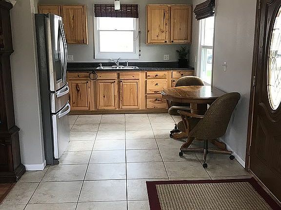 kitchen w/ ss appliances