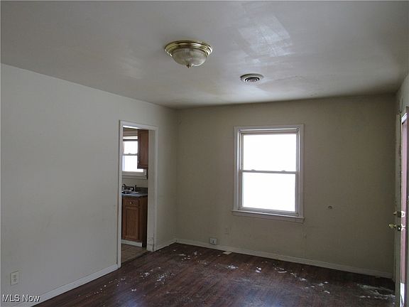 4th image of 3942 E 186th St