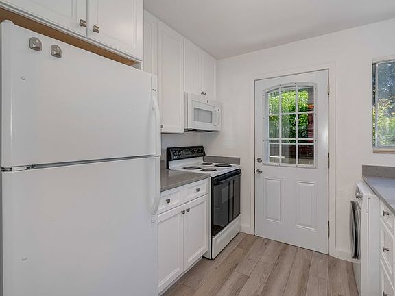 4th image of 1614 Violet St #1