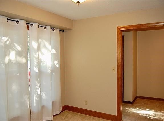 3rd image of 3108 Lakeview Cir