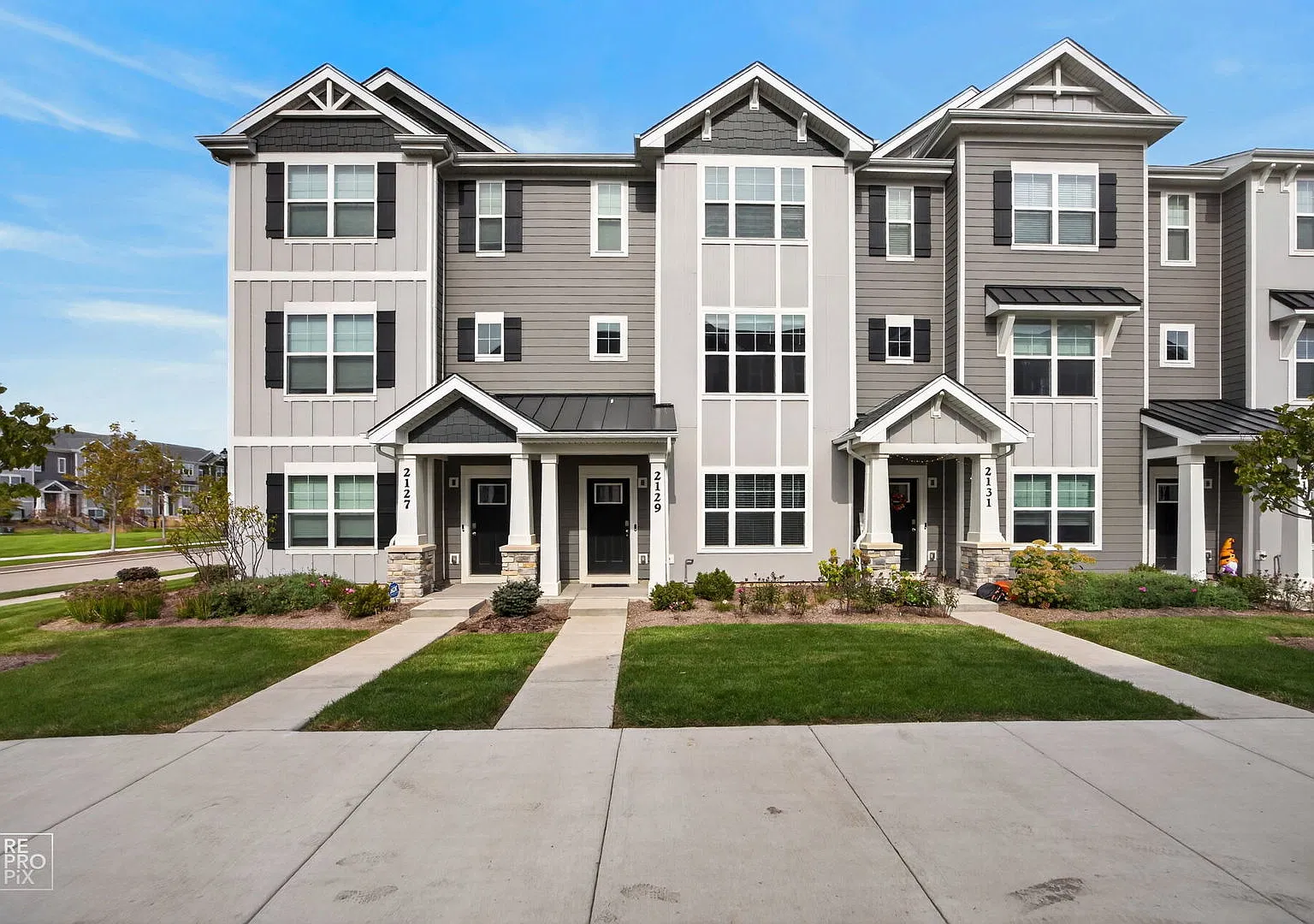 3 bed, 2.5 bath, 1798 sqft, $3,300 — Photo 1