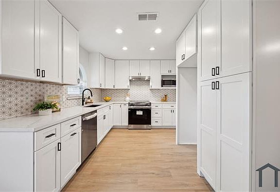 3rd image of 3413 Parkhaven Dr
